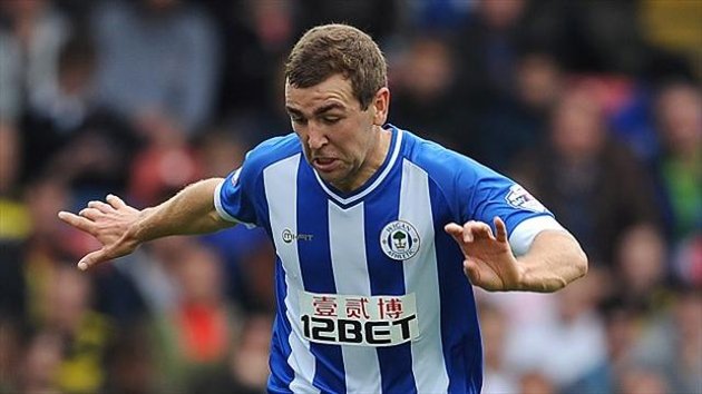 Cầu thủ Wigan vừa chờ vợ đẻ vừa xem Arsenal